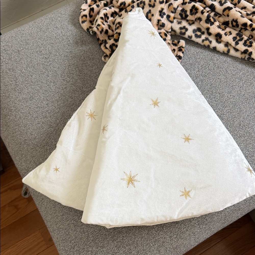 Elegant White and Gold Star Tree Skirt